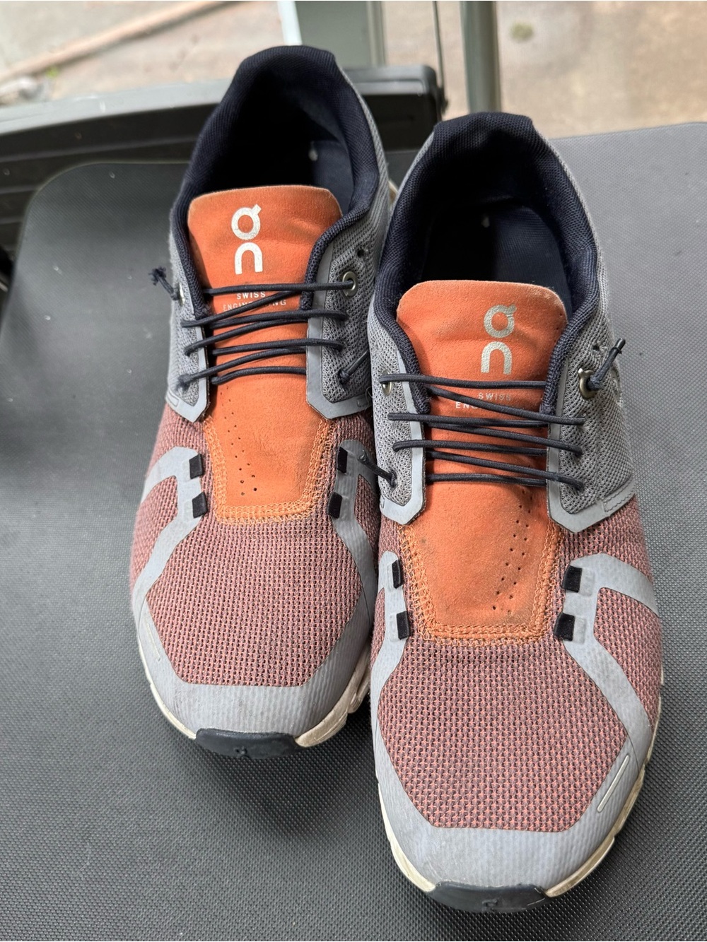 On Running Men’s Athletic Shoes in Rust and Gray Size 10